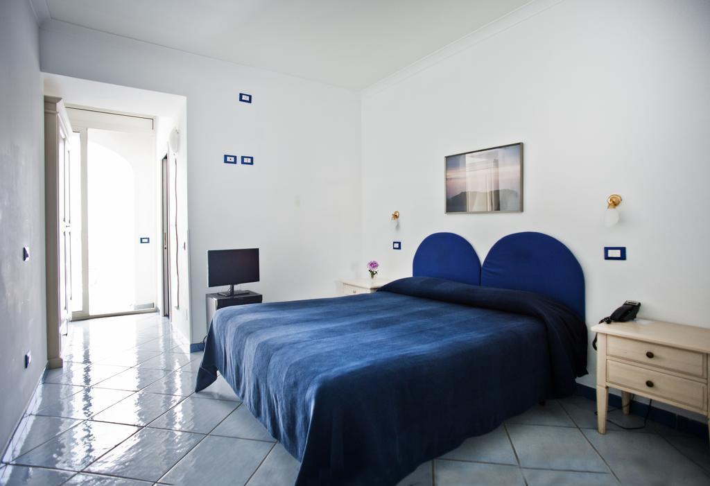 Hotel Villa Iulia Вентолене Экстерьер фото
