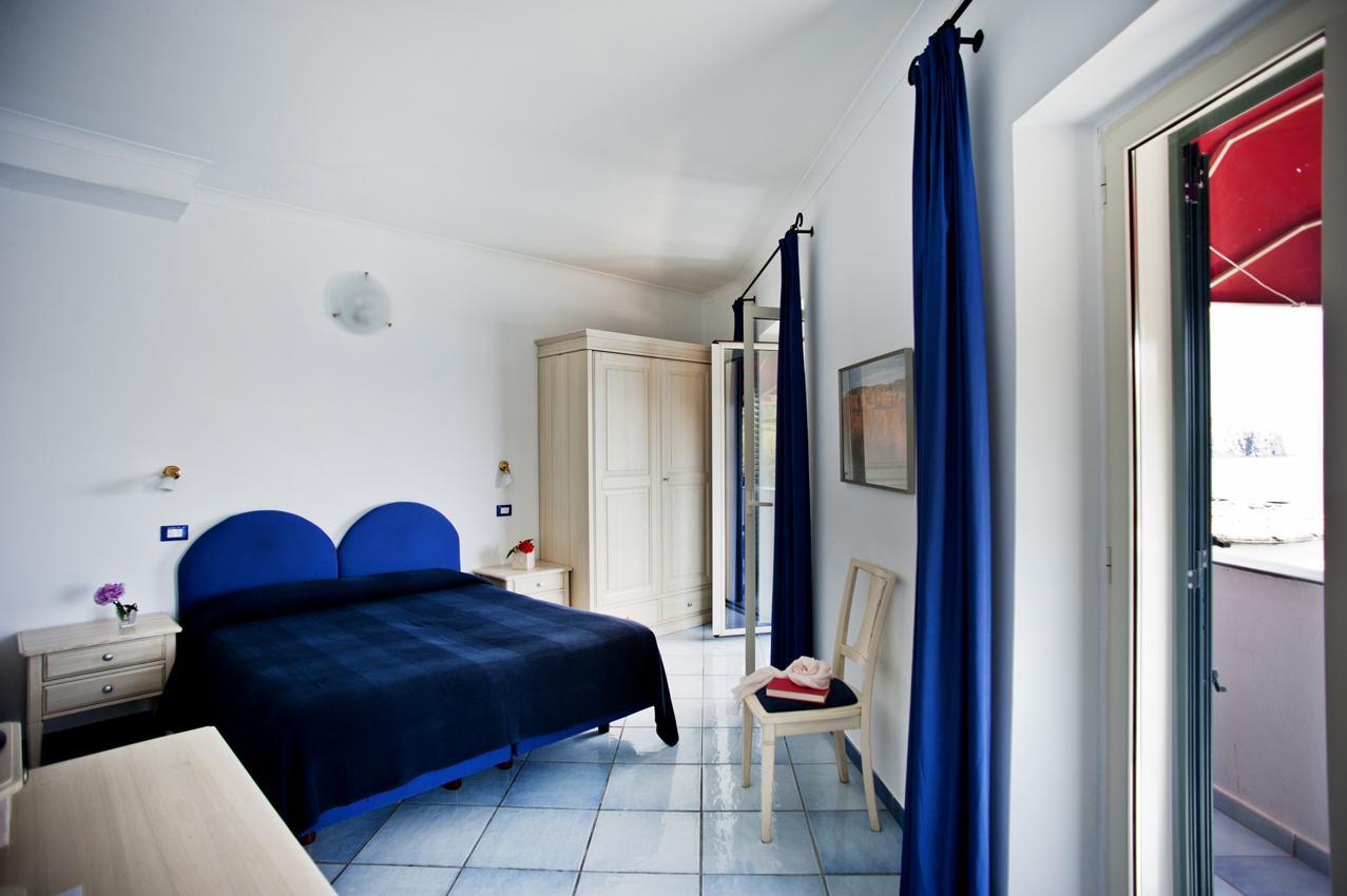 Hotel Villa Iulia Вентолене Экстерьер фото